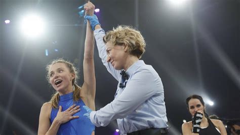 Dobos Evelin fölényesen legyőzte Sáfrány Emesét a Sztárboxban.